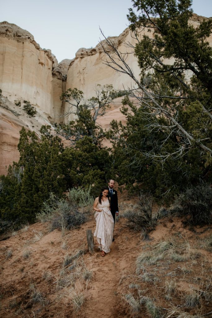 bride and groom kissing in front of a canyon in Abiquiu, NM